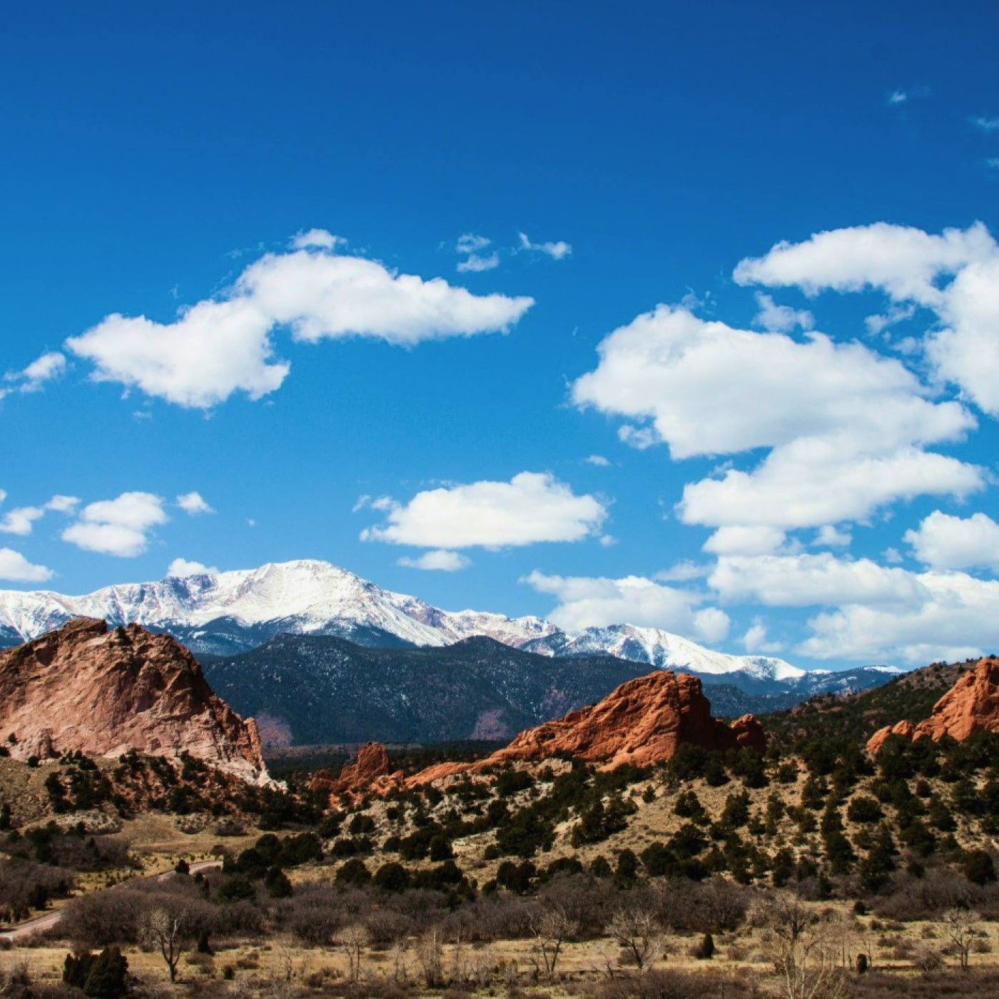 A scenic snow capped mountain range in Colorado Springs