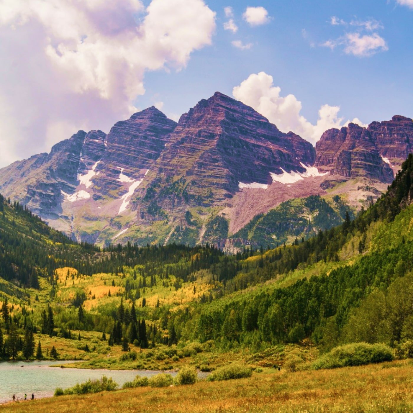 A scenic photo of an alpine lake in the fall near Aspen